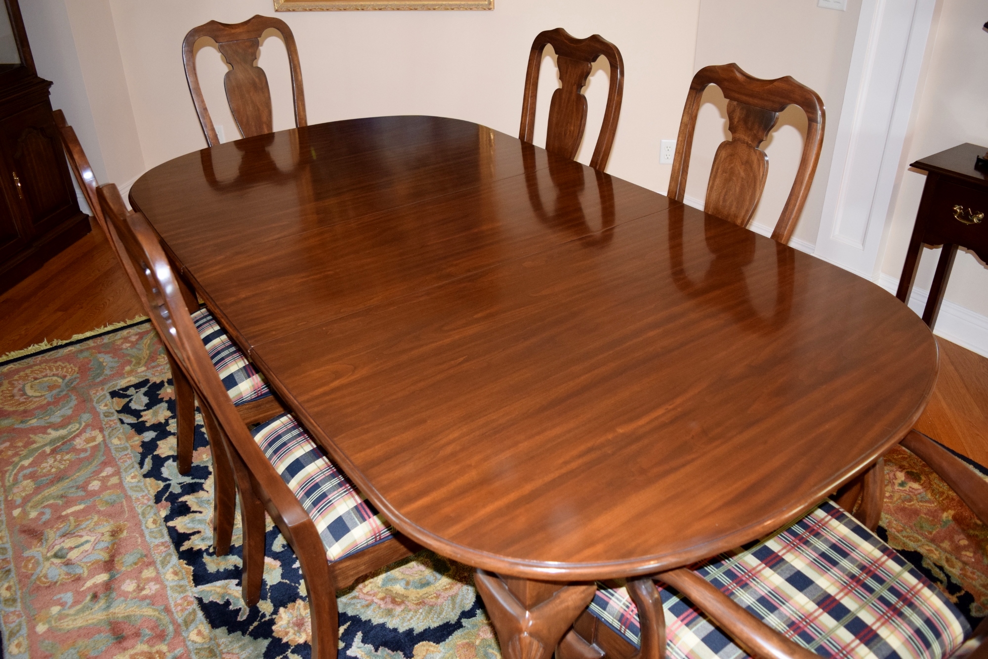 Harden Furniture Co. Queen Anne Style Dining Room Table with Six Chairs