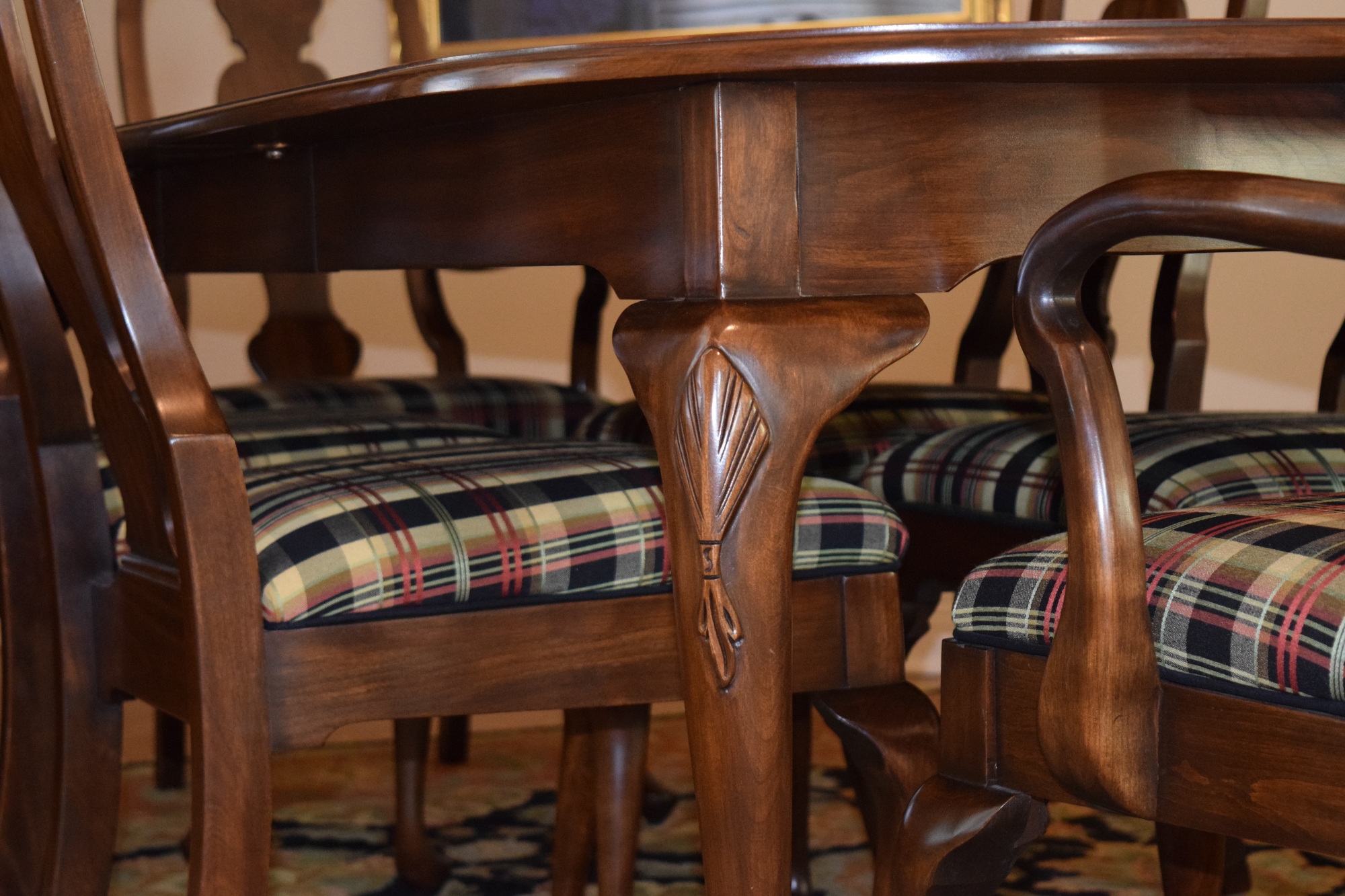 Harden Furniture Co. Queen Anne Style Dining Room Table with Six Chairs