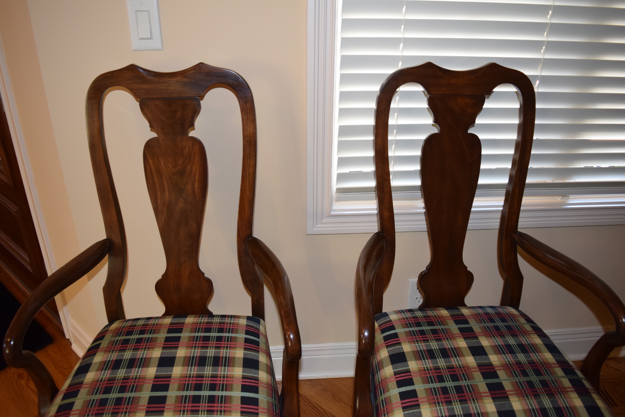 Harden Furniture Co. Queen Anne Style Dining Room Table with Six Chairs