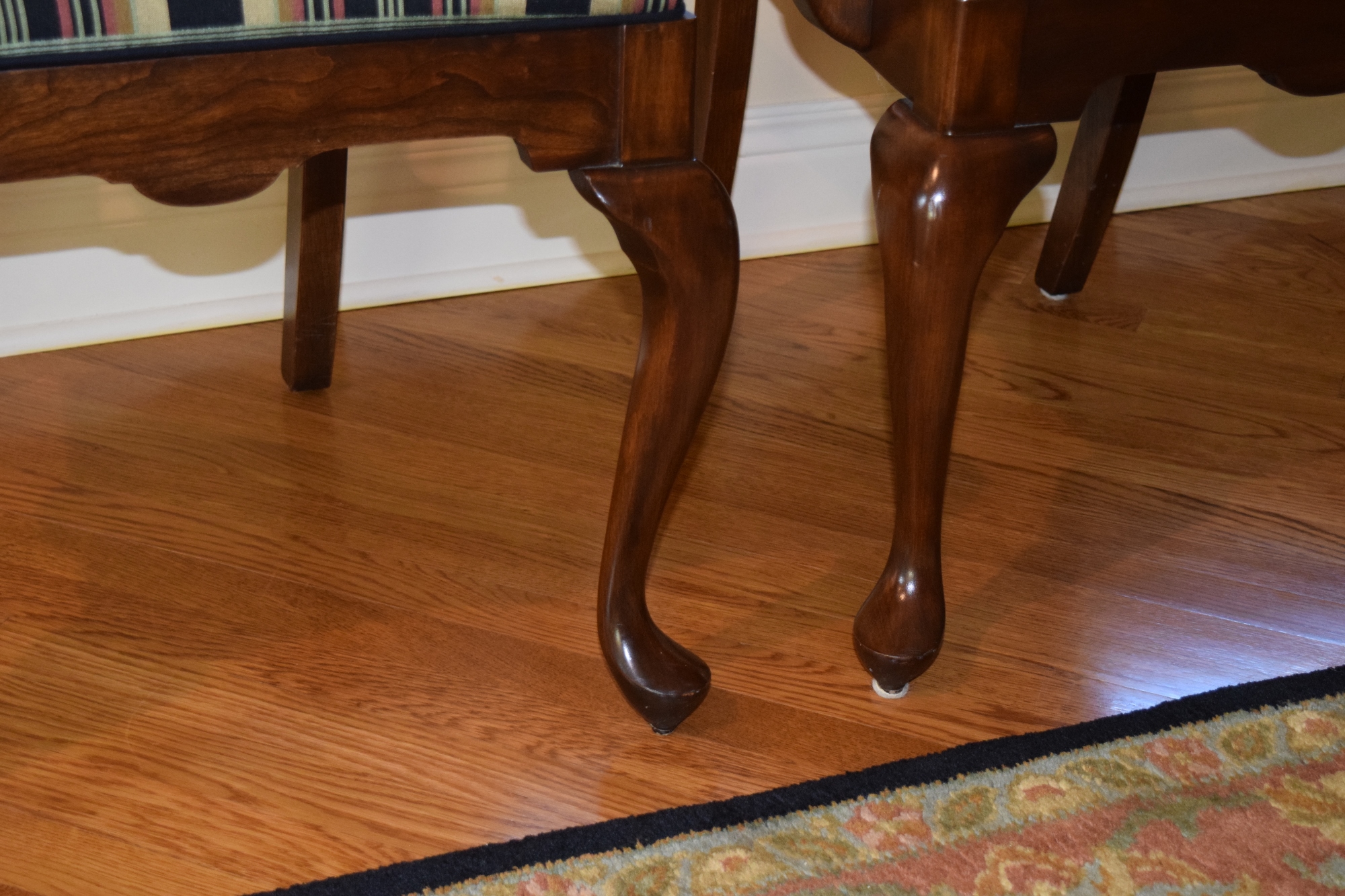 Harden Furniture Co. Queen Anne Style Dining Room Table with Six Chairs