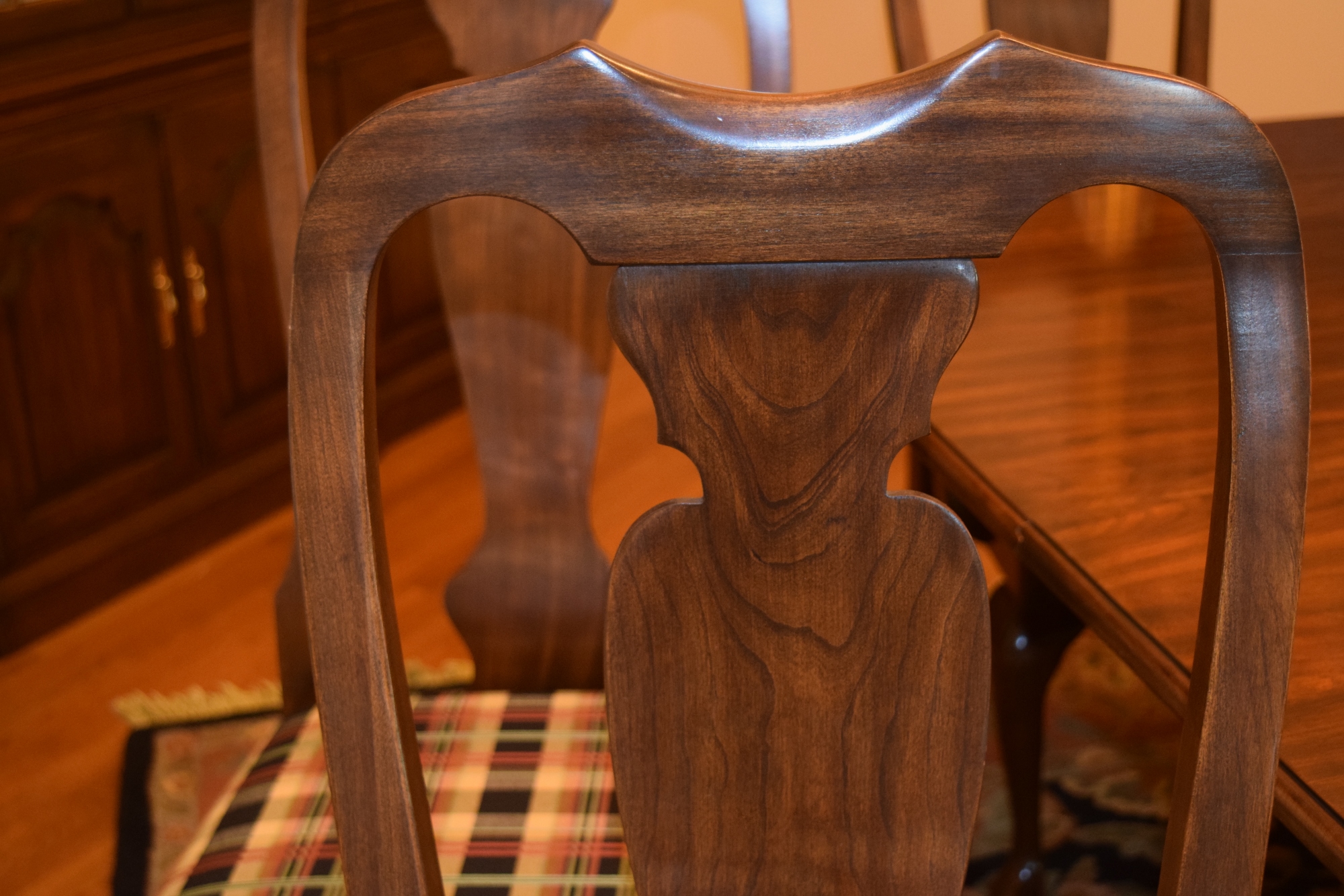 Harden Furniture Co. Queen Anne Style Dining Room Table with Six Chairs