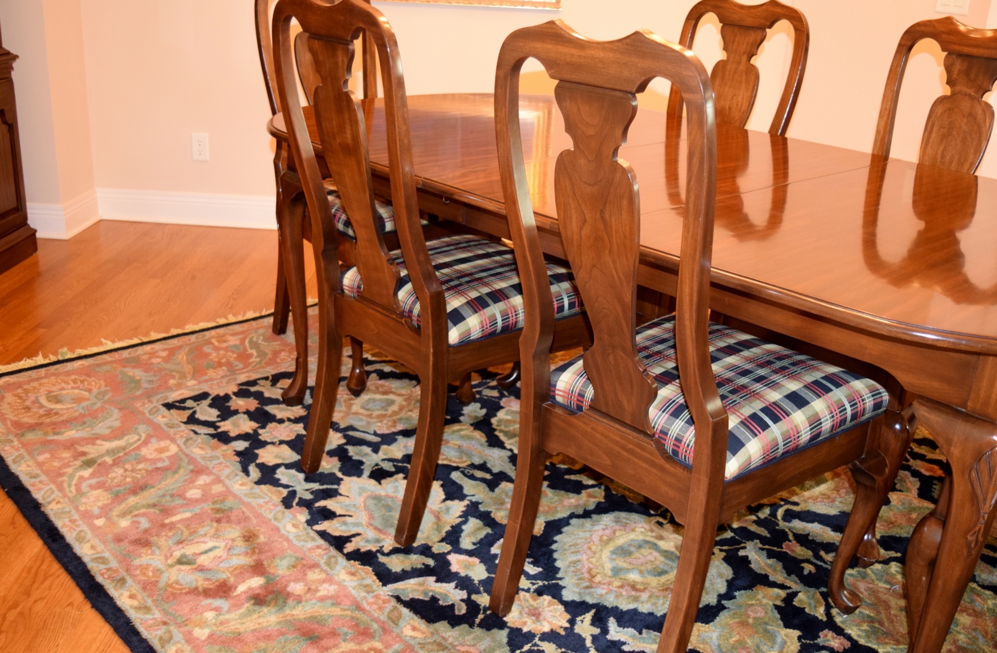 Harden Furniture Co. Queen Anne Style Dining Room Table with Six Chairs