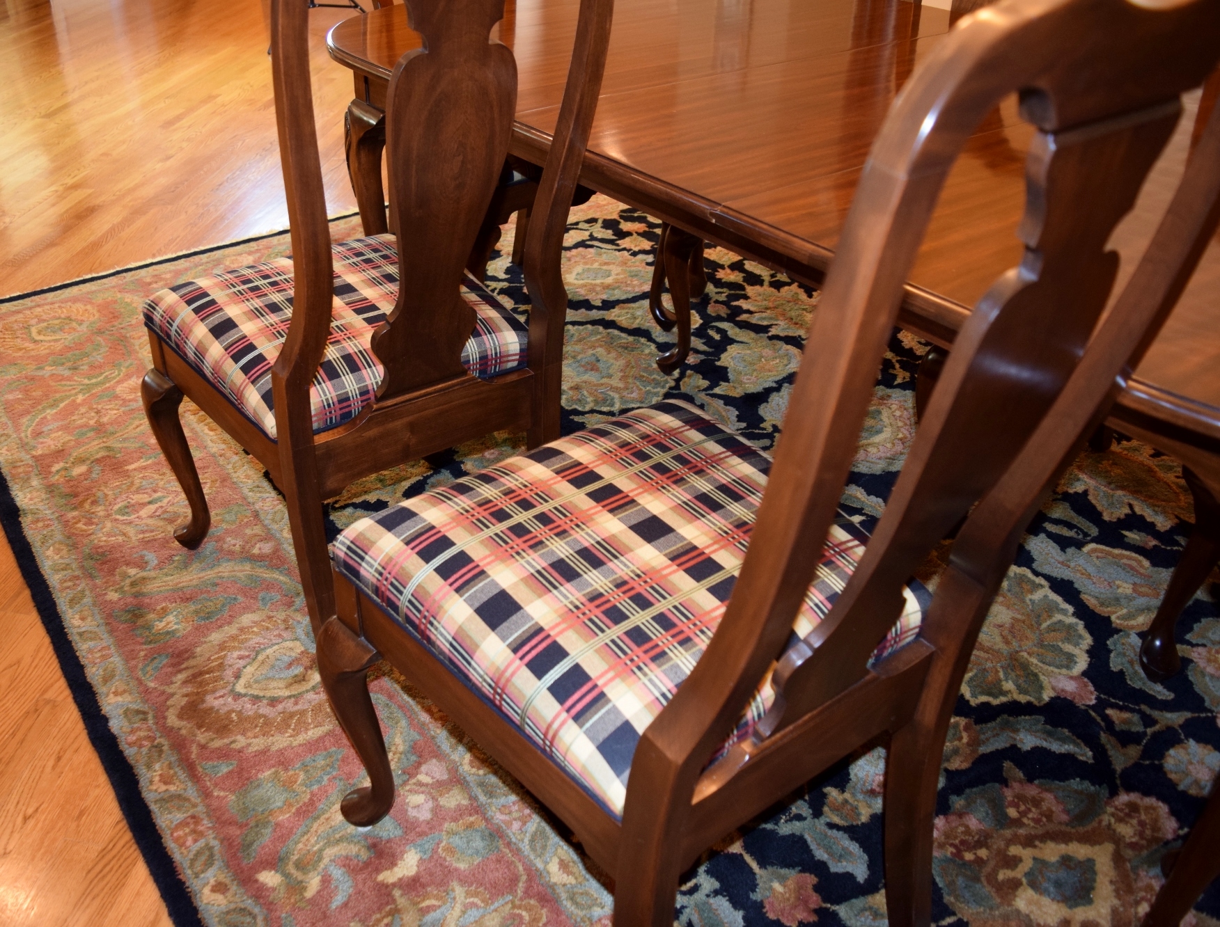 Harden Furniture Co. Queen Anne Style Dining Room Table with Six Chairs