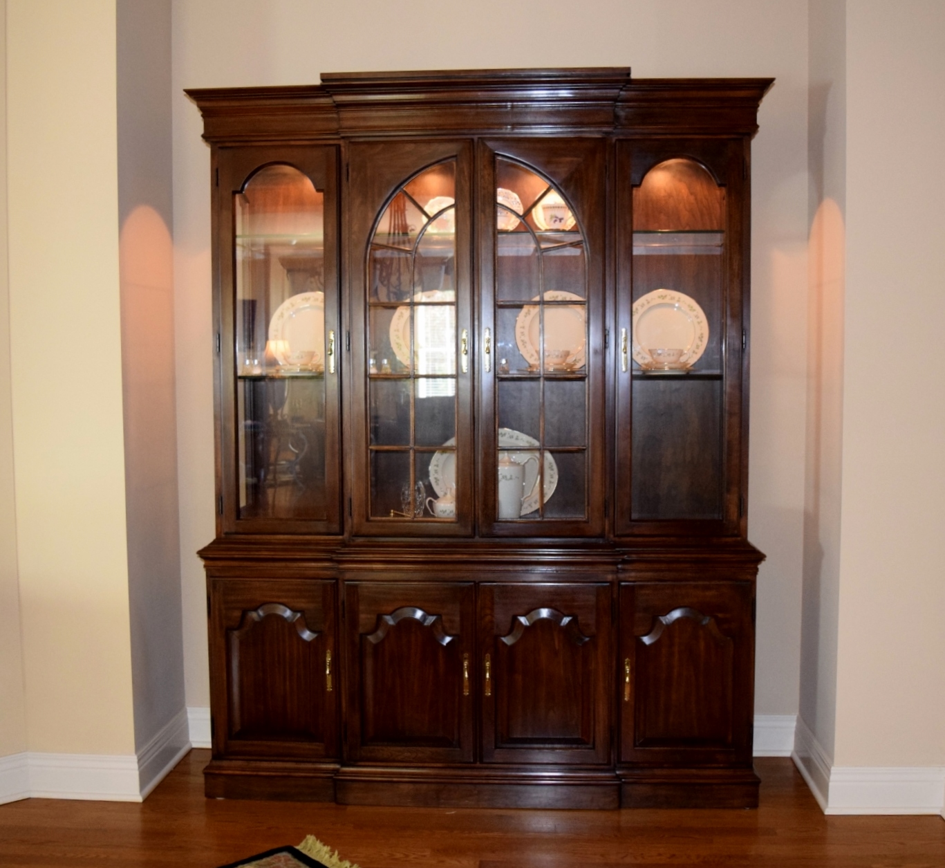 Harden Furniture Co. Dining Room Breakfront China Cabinet