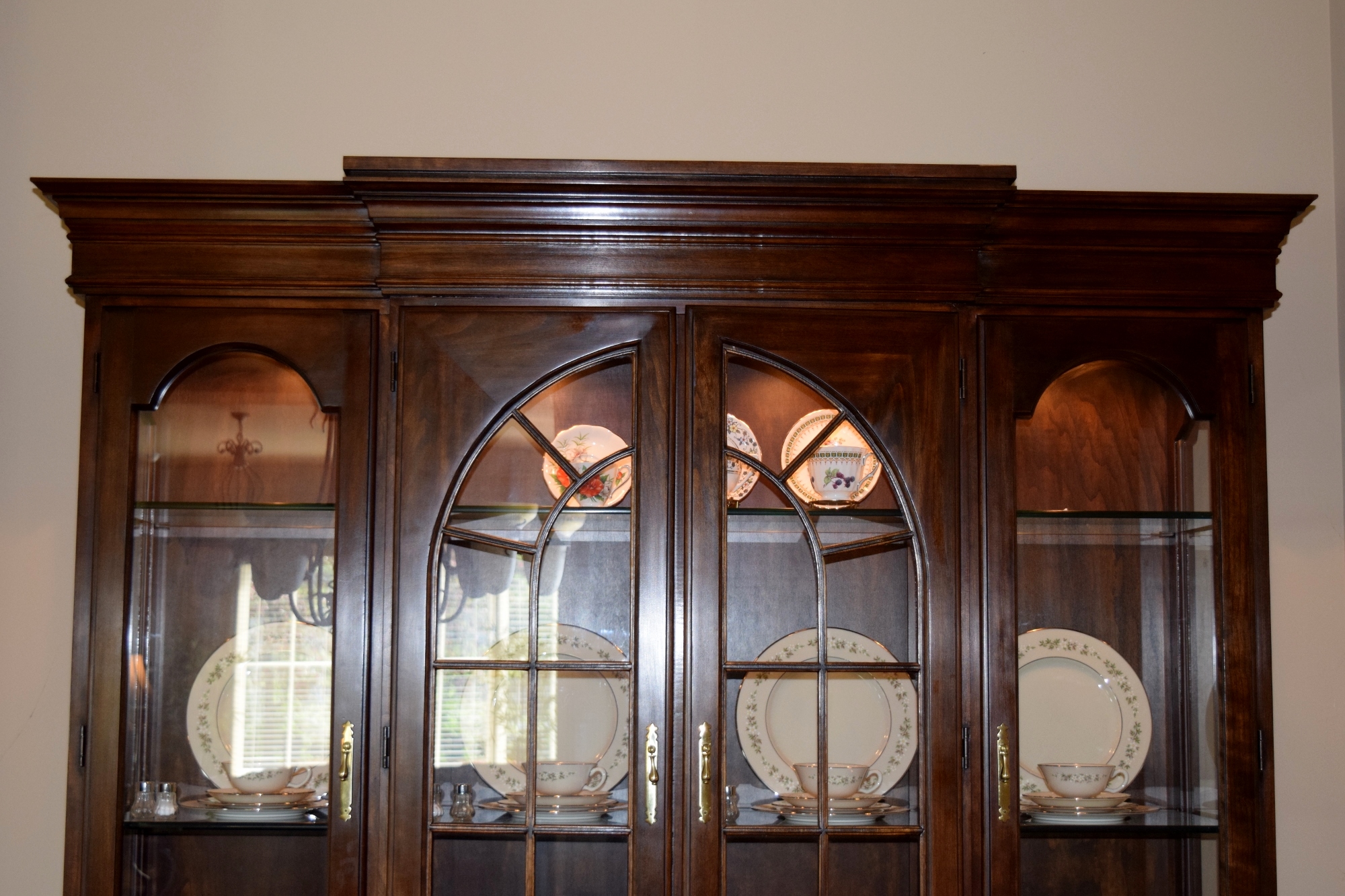 Harden Furniture Co. Dining Room Breakfront China Cabinet
