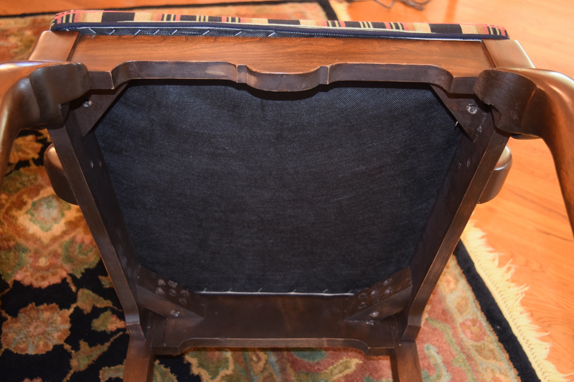 Harden Furniture Co. Queen Anne Style Dining Room Table with Six Chairs