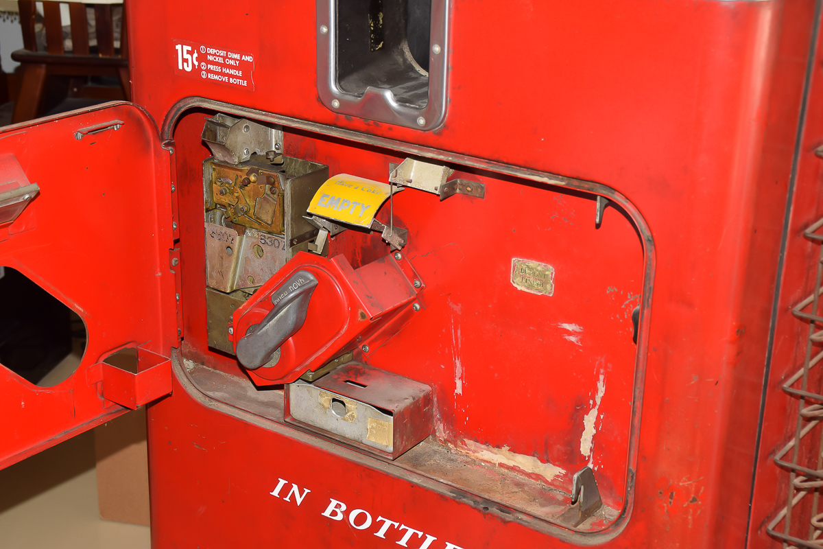 Vintage VMC-33 Coca Cola Machine