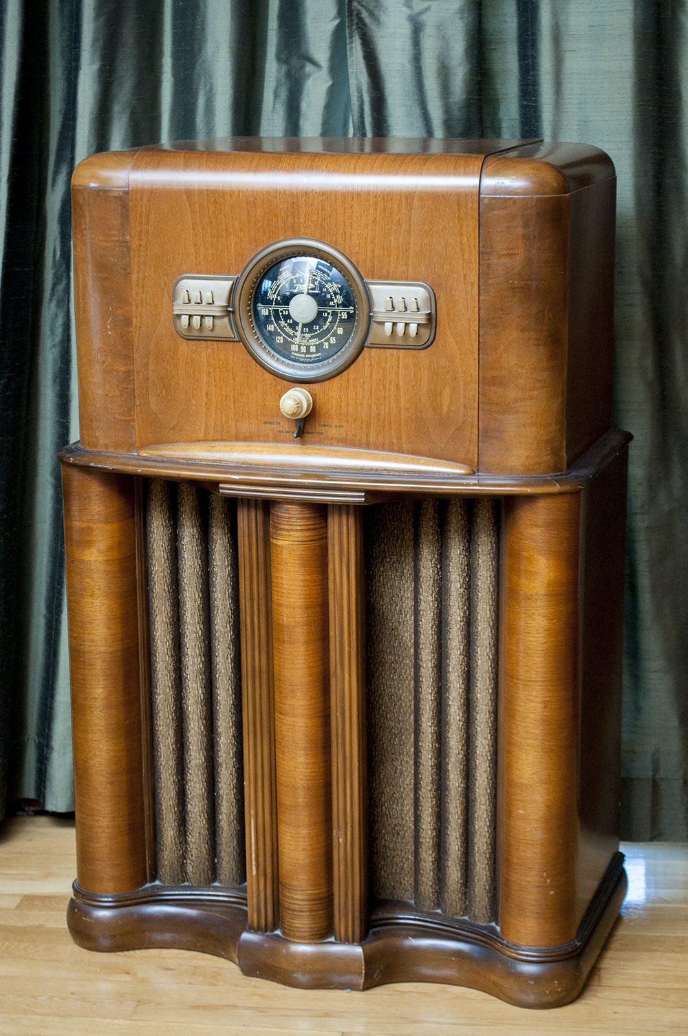 Vintage Zenith Console Radio