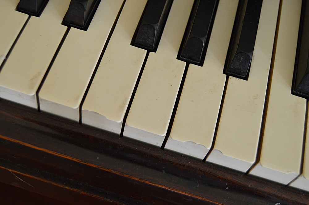 Vintage Wurlitzer Spinet Piano in Mahogany