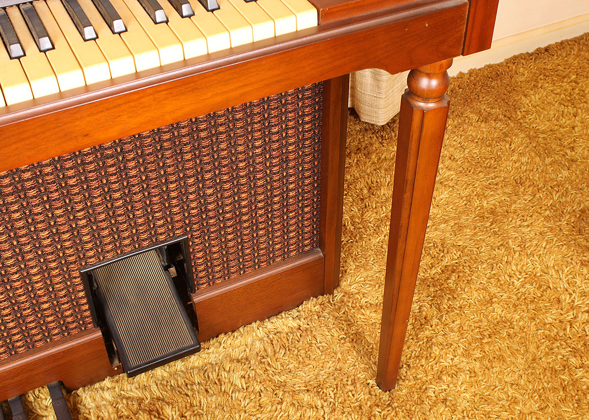 Lowrey Electric Organ