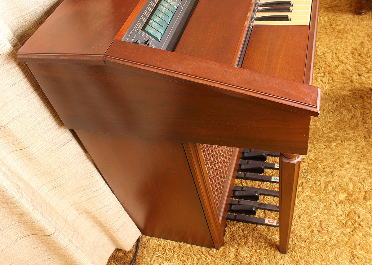Lowrey Electric Organ