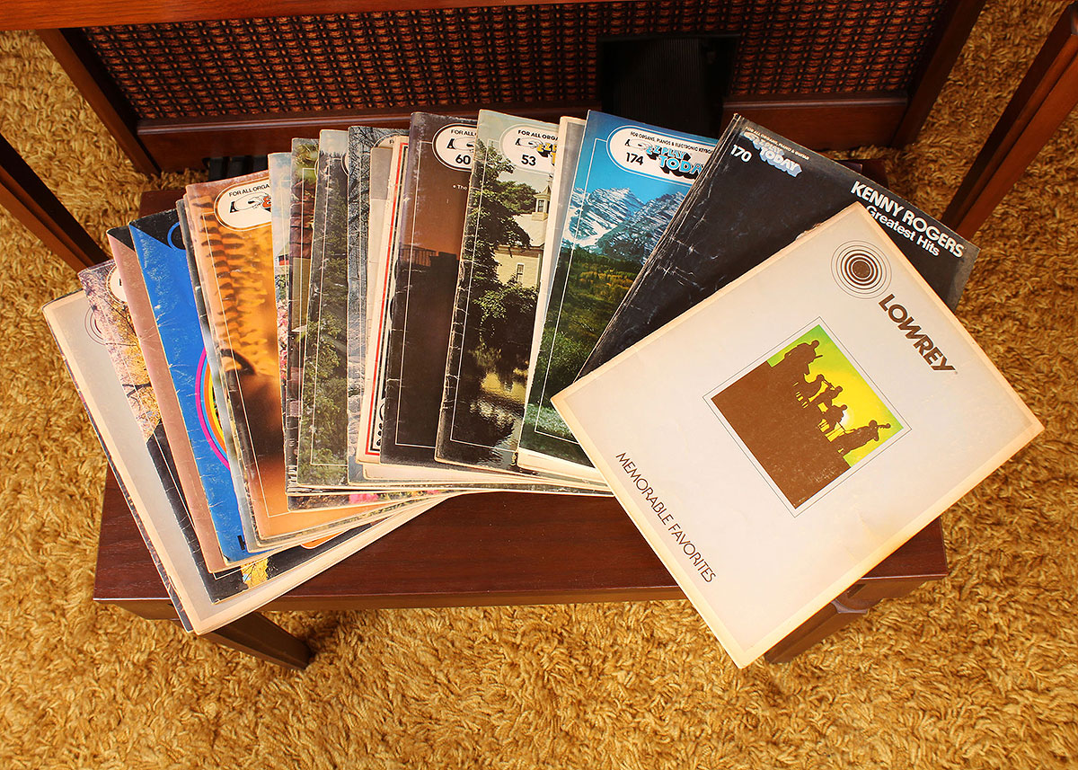 Lowrey Electric Organ