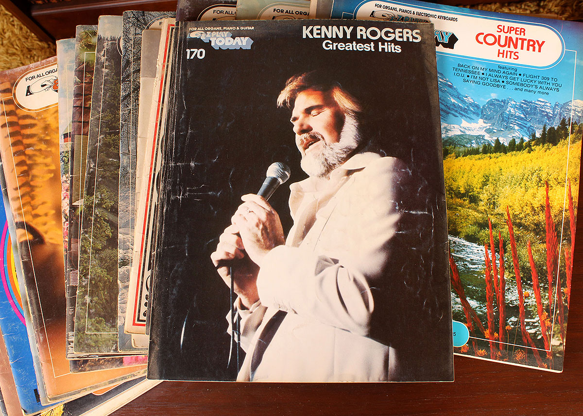 Lowrey Electric Organ