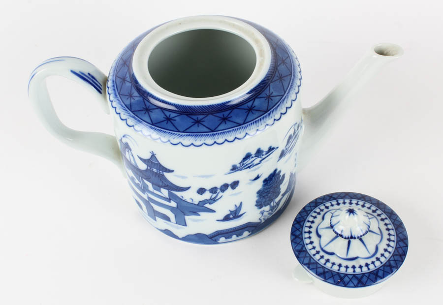 Blue and White Ceramic Decor and Tableware Featuring Mottadeh