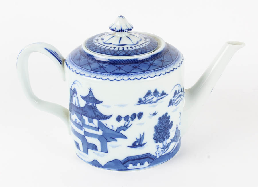 Blue and White Ceramic Decor and Tableware Featuring Mottadeh