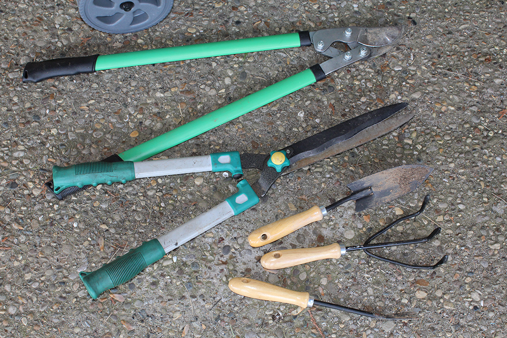 Ames Lawn Buddy Planters Cart with Shears and Gloves