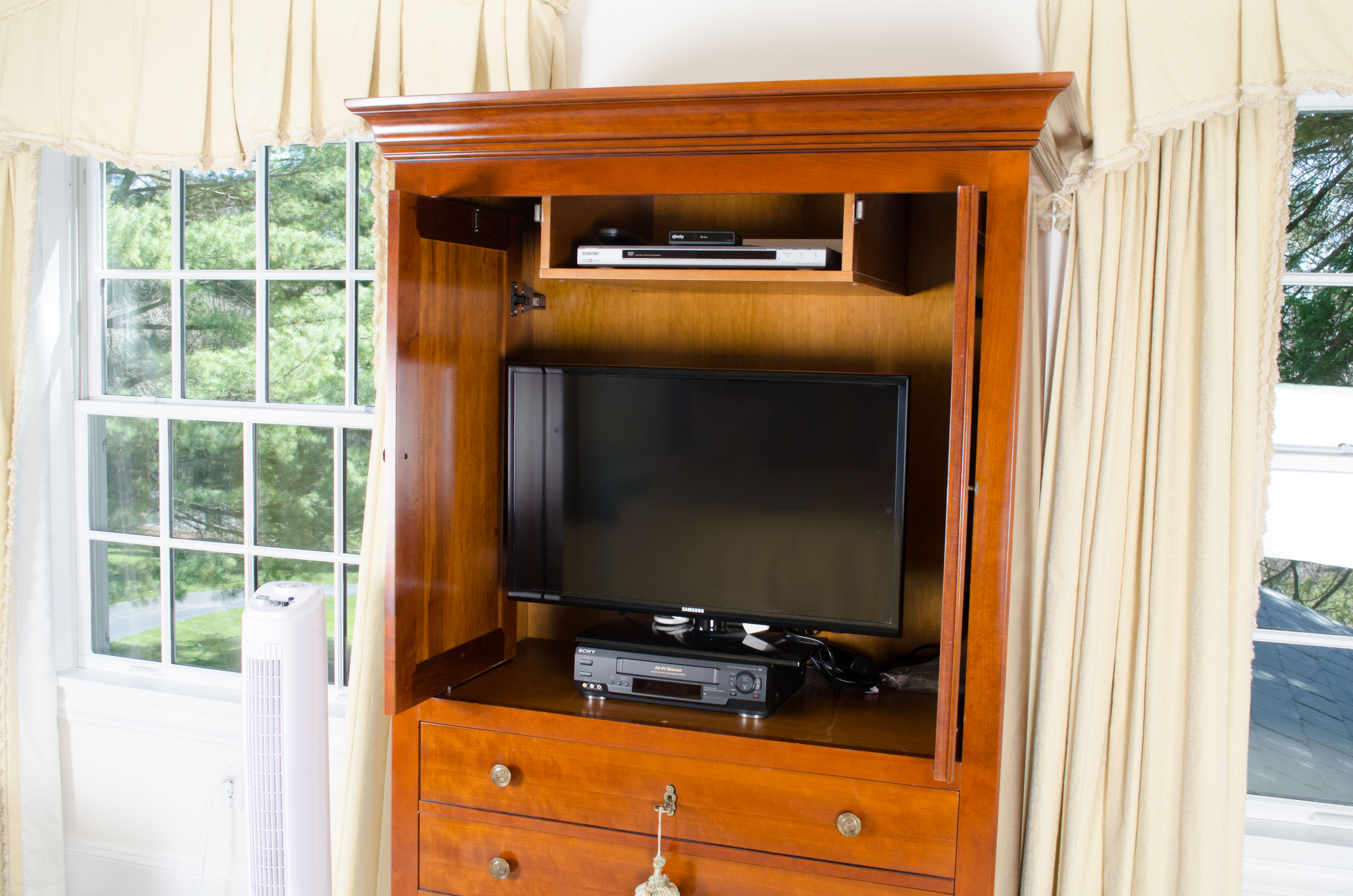 Grange "Provence" Entertainment Center