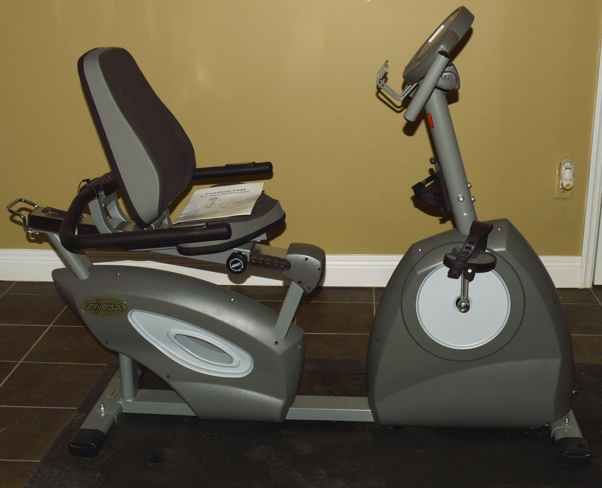 Universal Fitness U325 Recumbent Bike