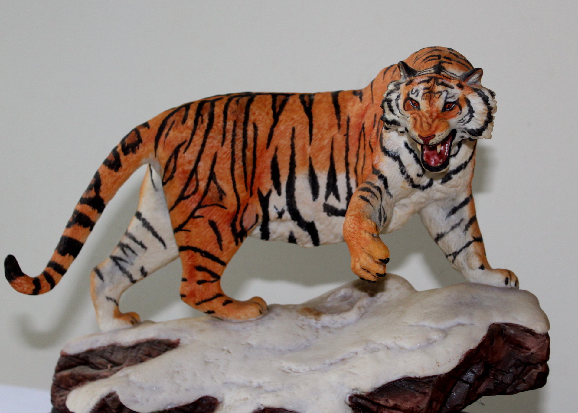 National Geographic Siberian Tiger Sculpture
