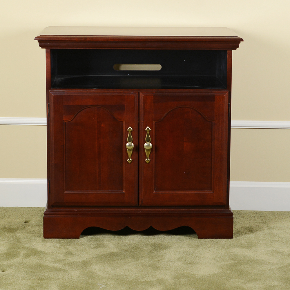 Traditional Style Entertainment Stand