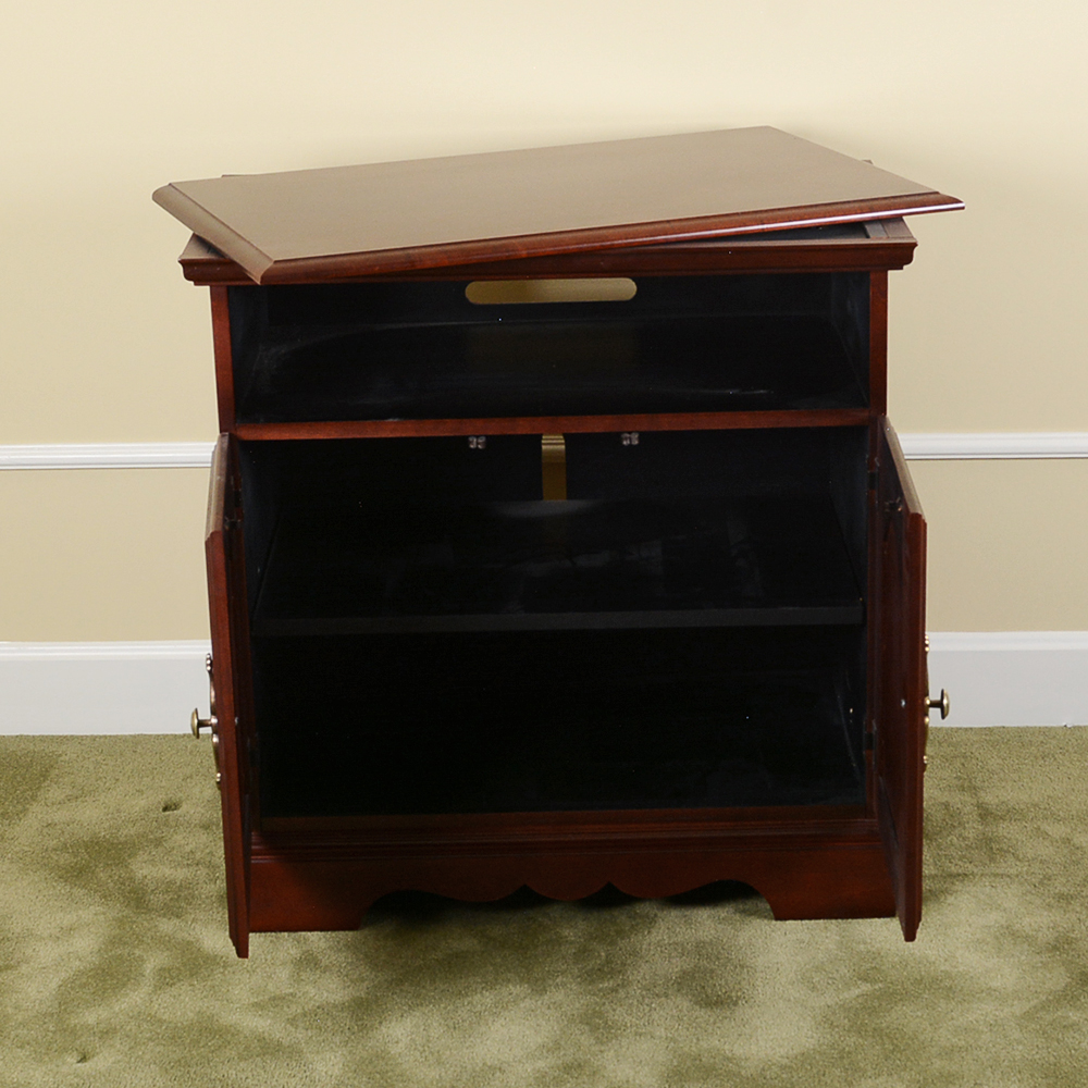 Traditional Style Entertainment Stand