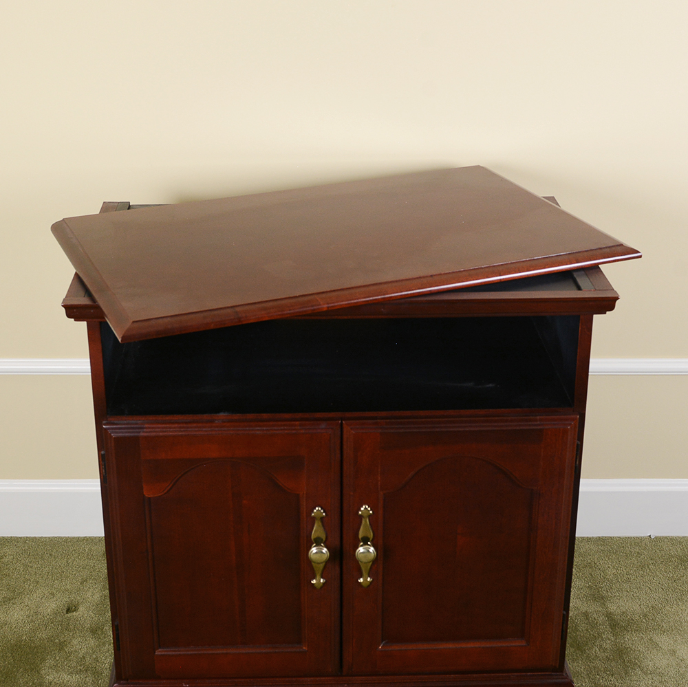 Traditional Style Entertainment Stand
