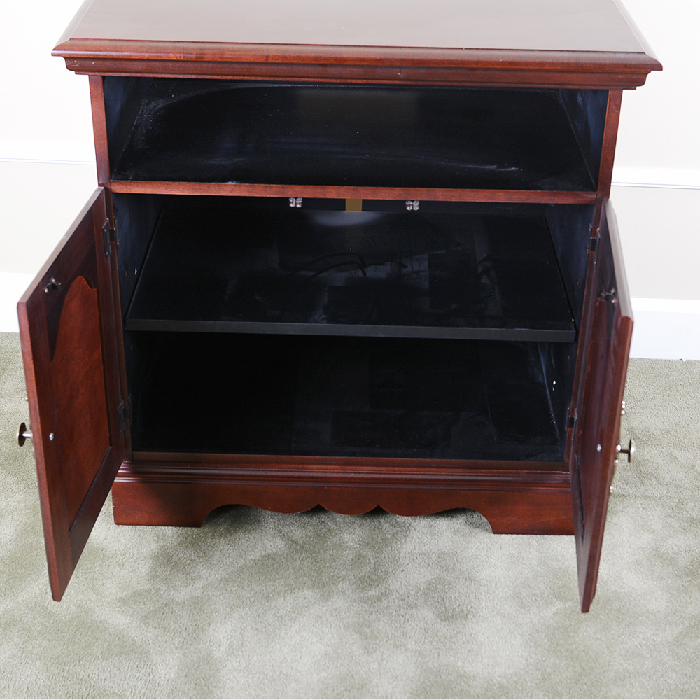 Traditional Style Entertainment Stand