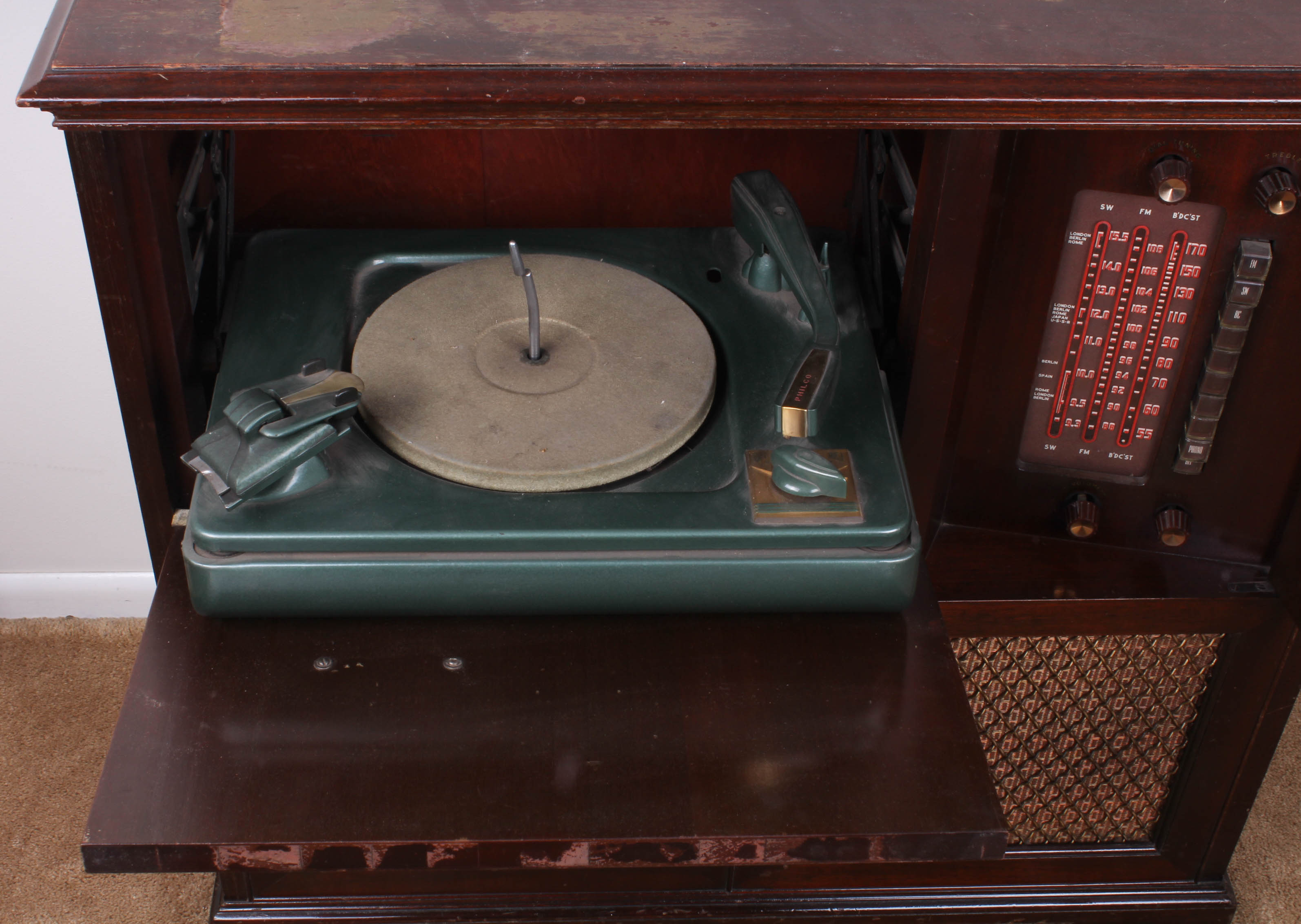 Vintage 1946 Philco Radio/Phonograph Cabinet