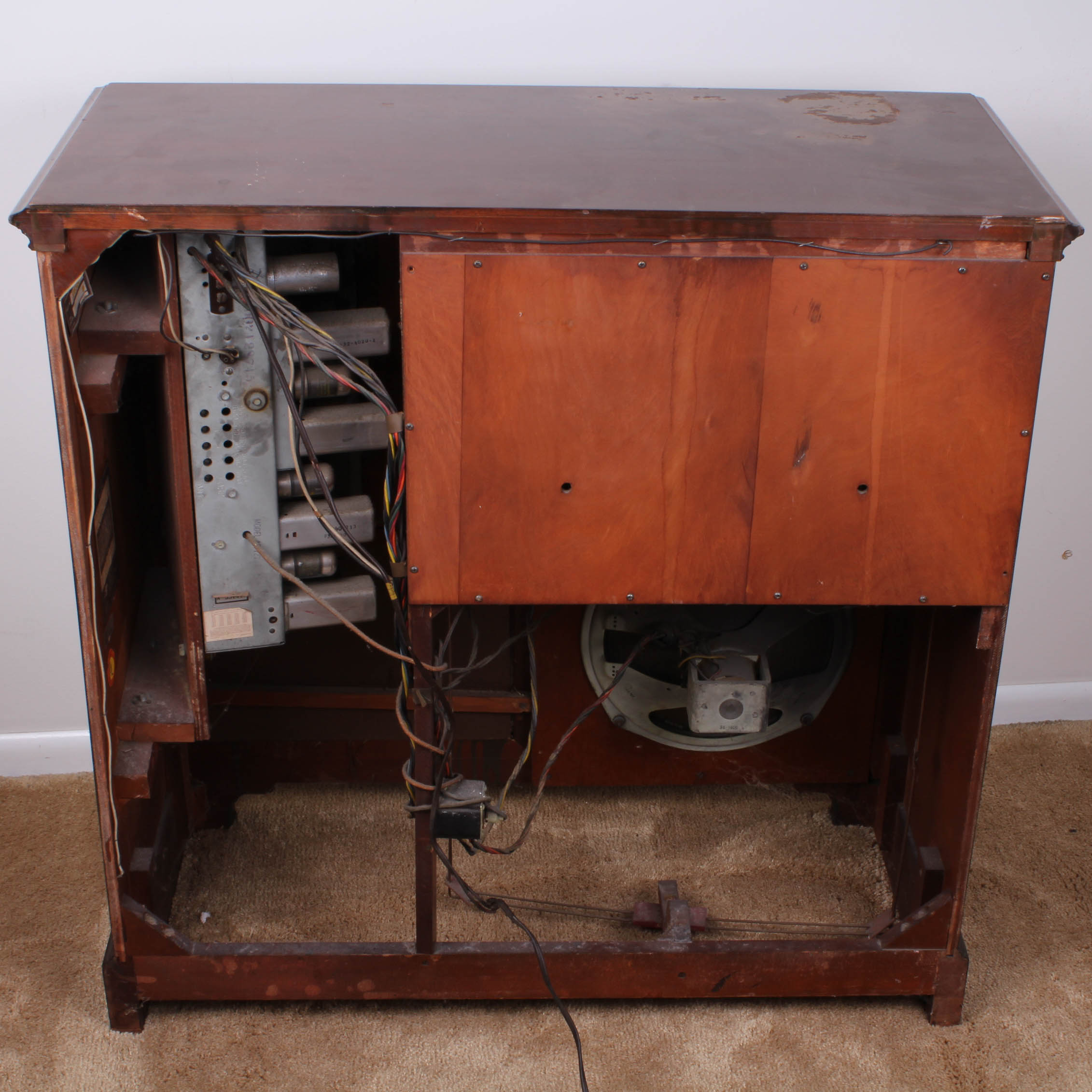 Vintage 1946 Philco Radio/Phonograph Cabinet