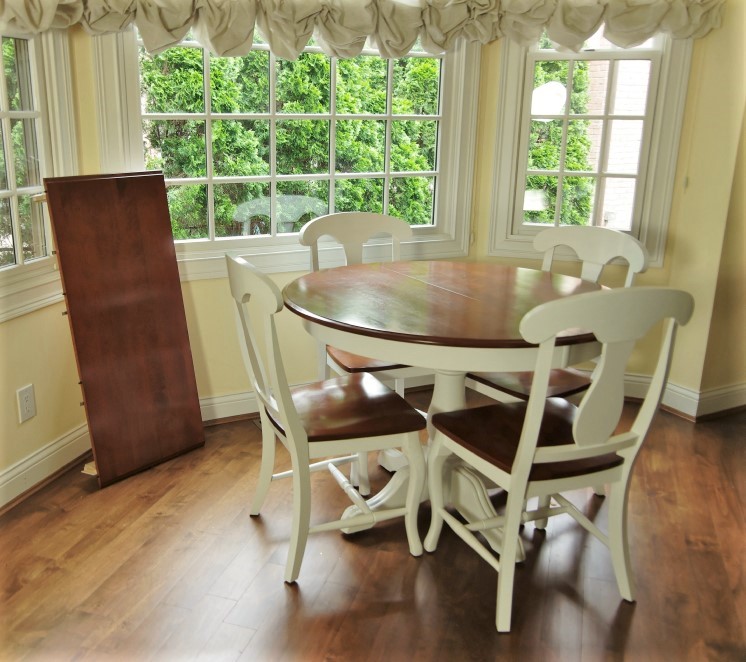Round Kitchen Table and Chairs