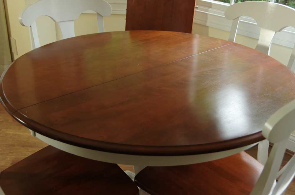 Round Kitchen Table and Chairs