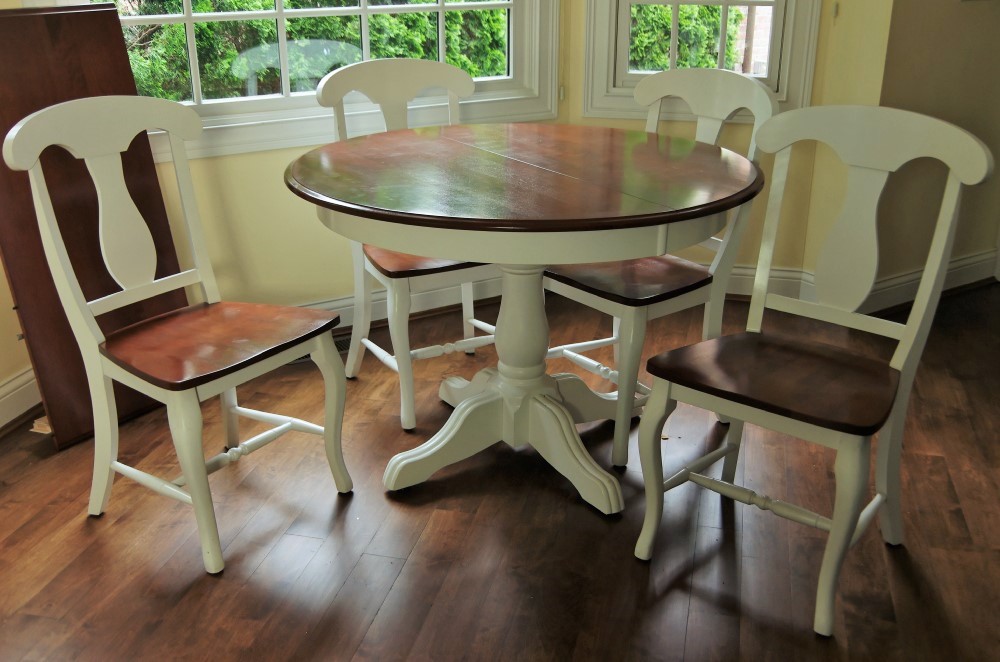 Round Kitchen Table and Chairs