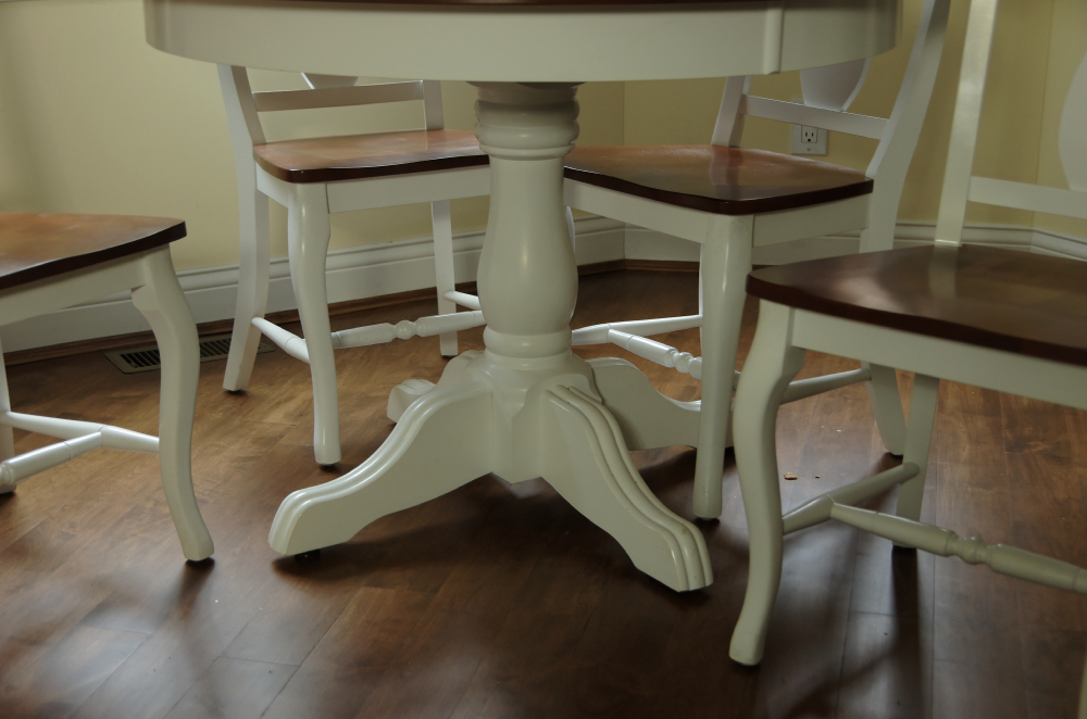 Round Kitchen Table and Chairs