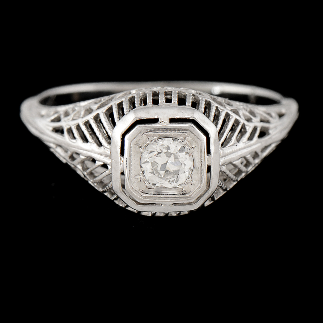 Early 20th Century Art Deco 18K White Gold Filigree and Diamond Ring