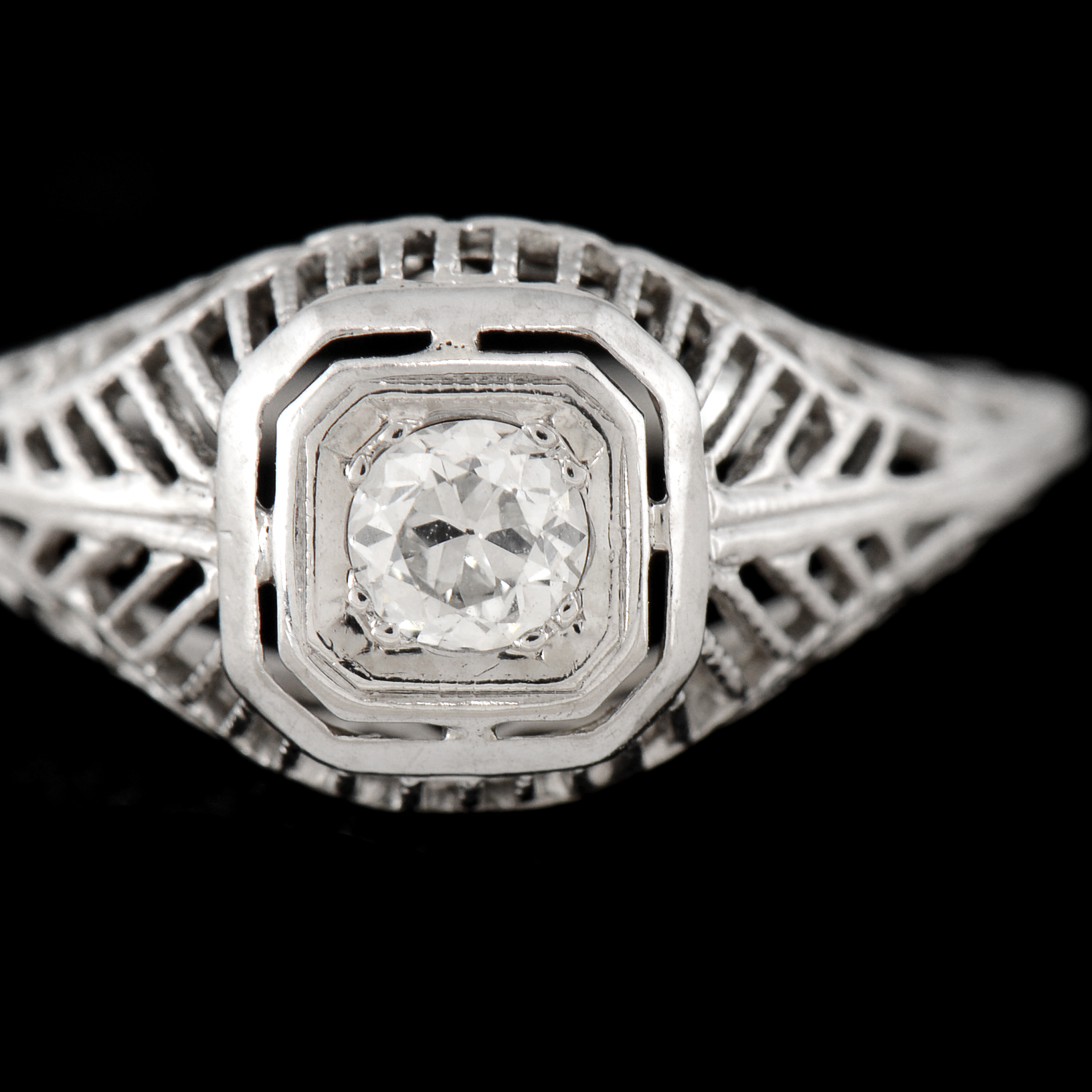 Early 20th Century Art Deco 18K White Gold Filigree and Diamond Ring