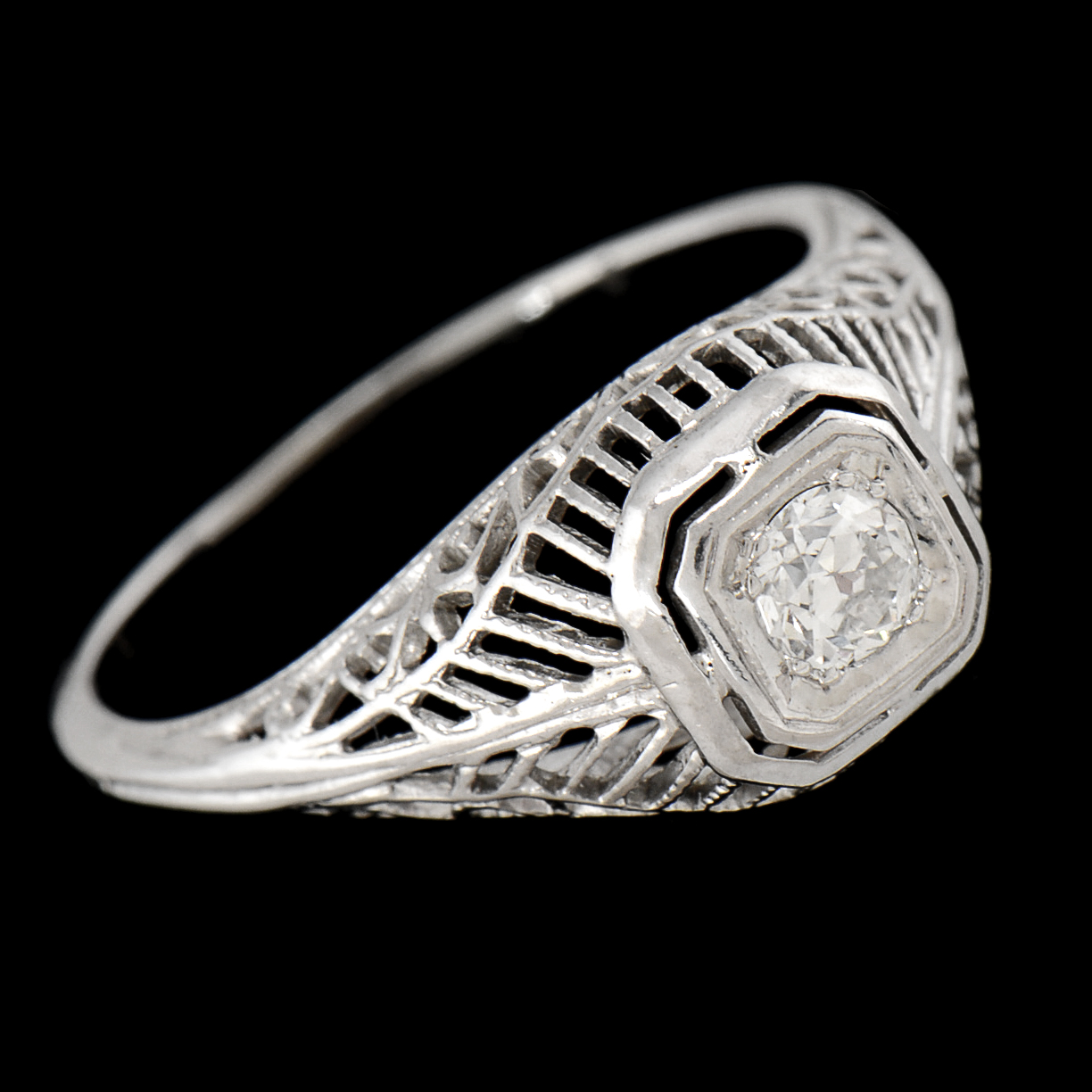 Early 20th Century Art Deco 18K White Gold Filigree and Diamond Ring