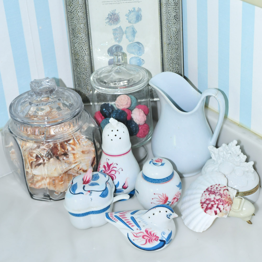 Assortment of  Bathroom Decor