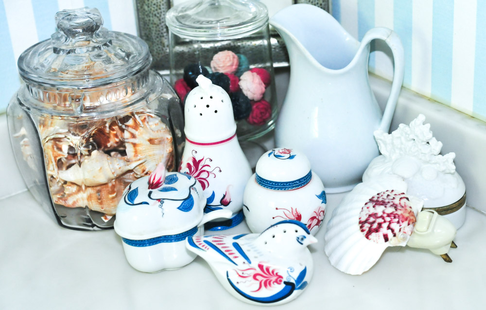 Assortment of  Bathroom Decor