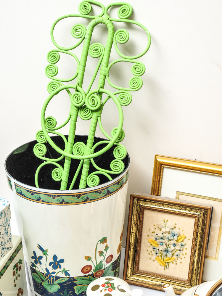 Assortment of  Bathroom Decor