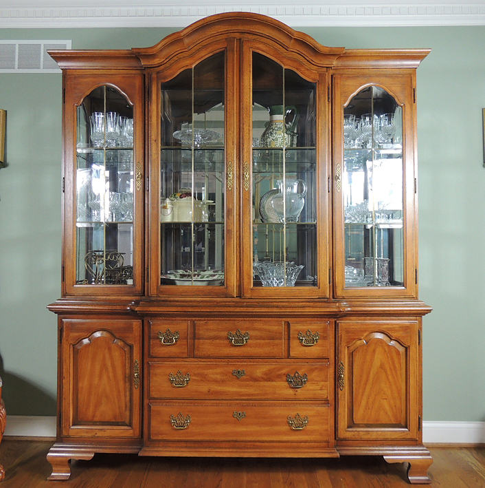 Thomasville Fisher Park Lighted Breakfront China Hutch