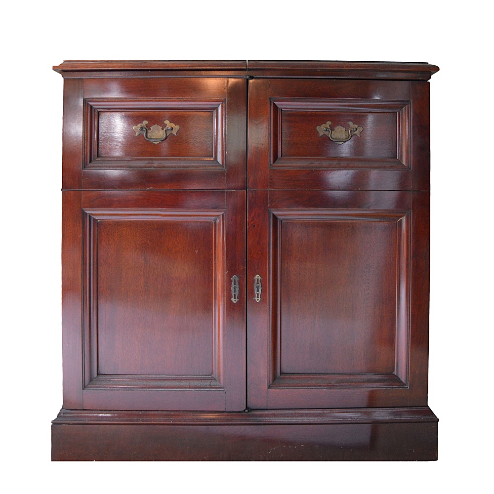 Retro Magnavox Cabinet Tube Radio with Turntable