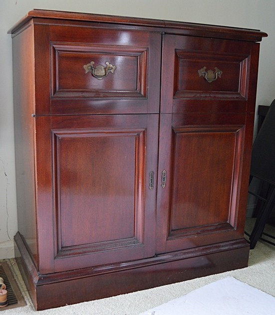 Retro Magnavox Cabinet Tube Radio with Turntable