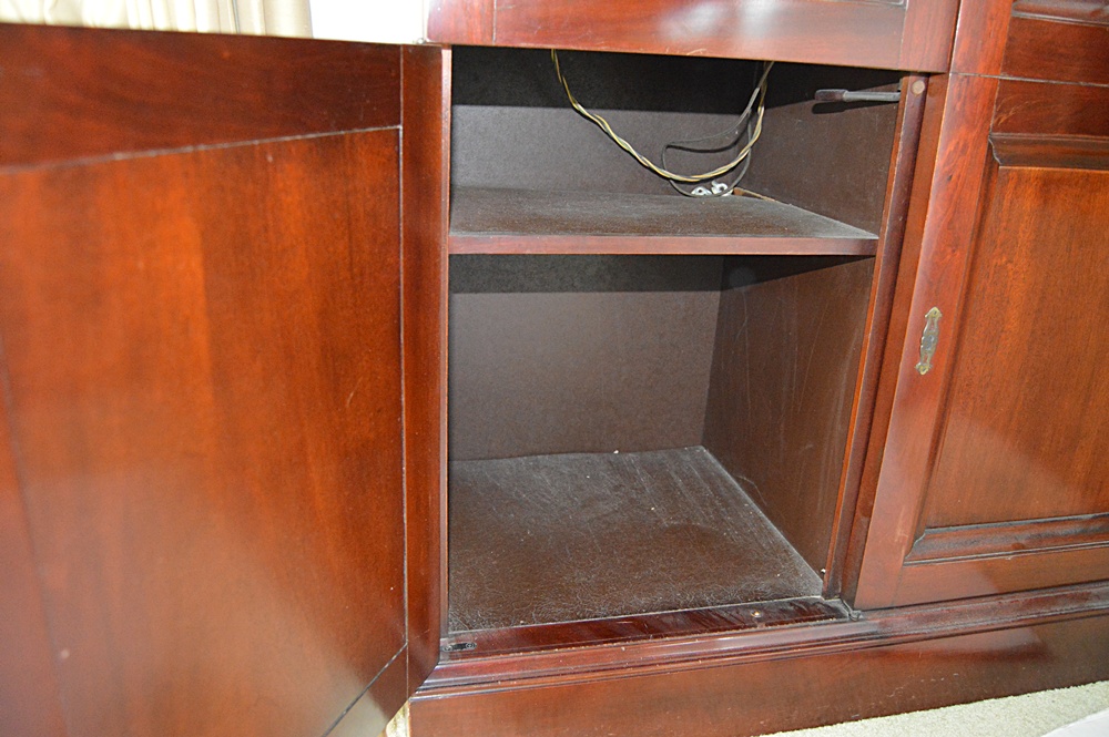 Retro Magnavox Cabinet Tube Radio with Turntable