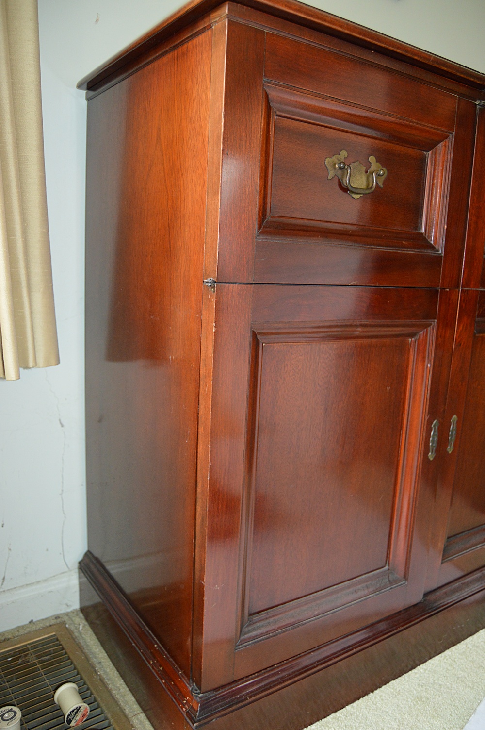 Retro Magnavox Cabinet Tube Radio with Turntable