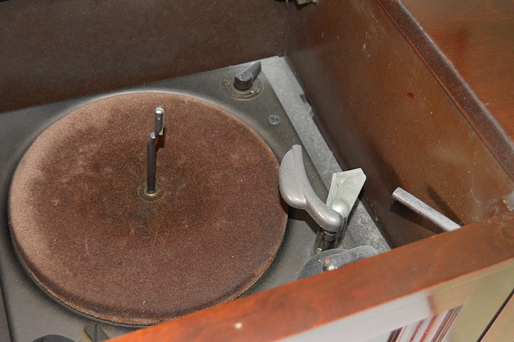 Retro Magnavox Cabinet Tube Radio with Turntable