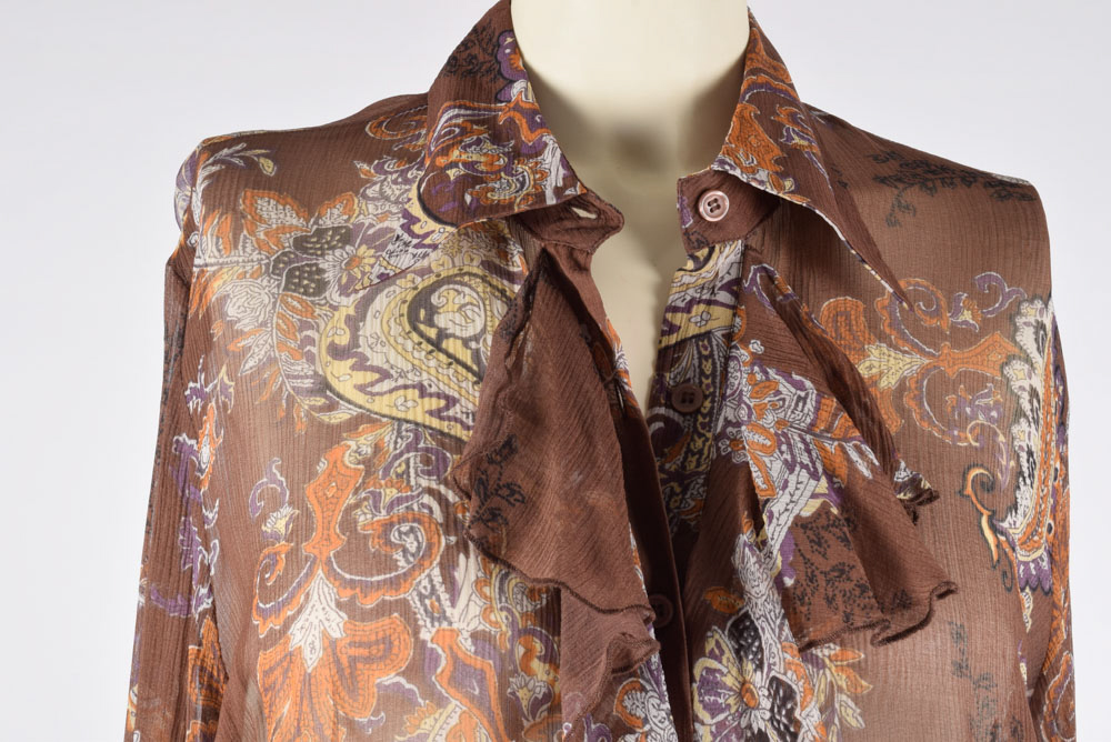 Large Collection of Women's Clothes Including Levi's