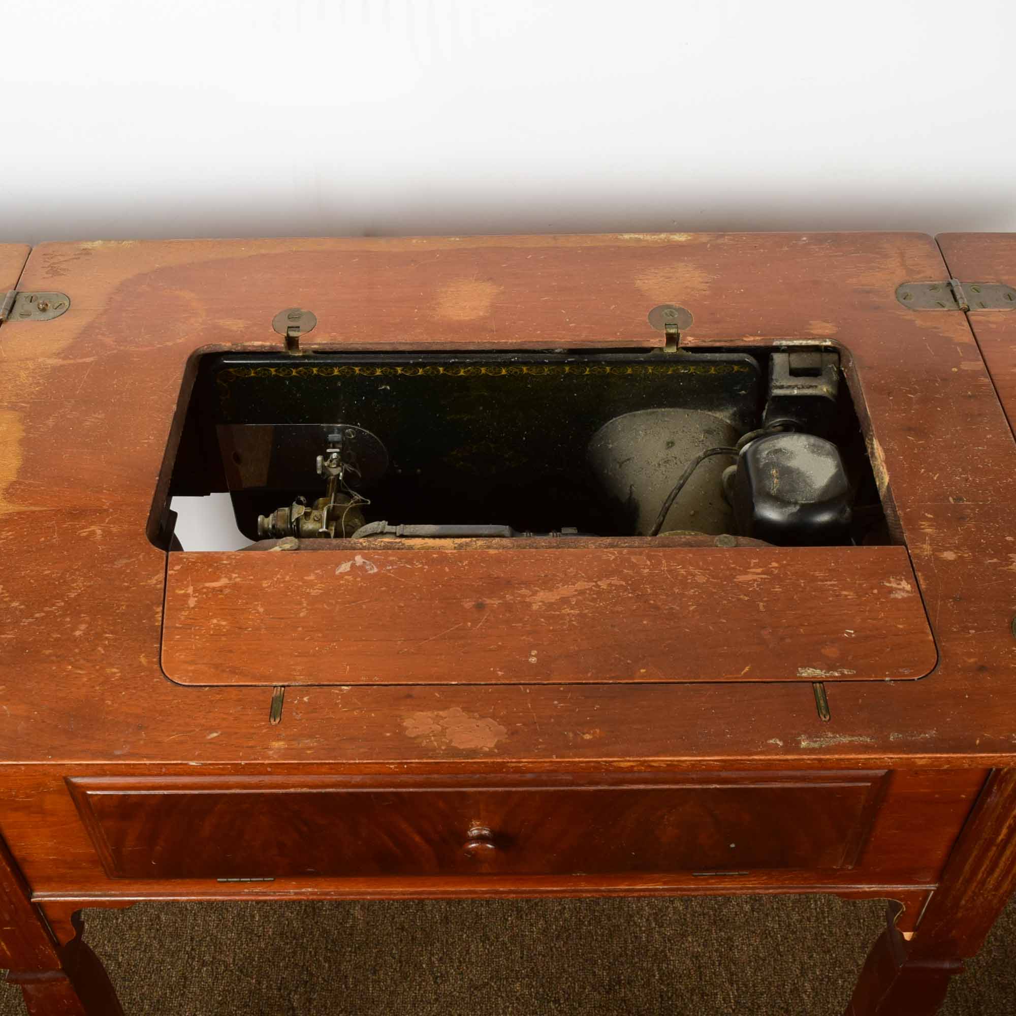 Vintage 1930s Singer Sewing Machine and Sewing Table