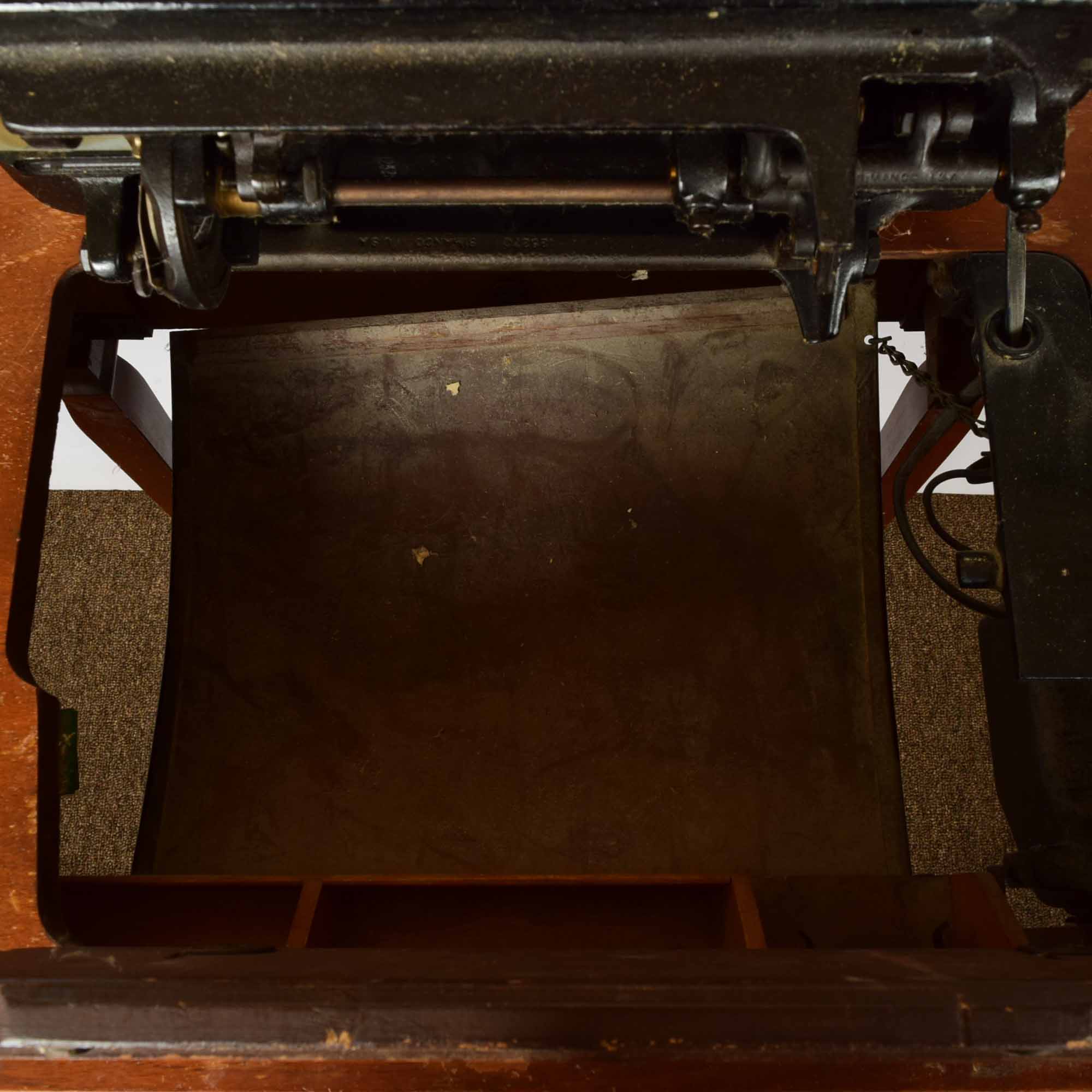 Vintage 1930s Singer Sewing Machine and Sewing Table