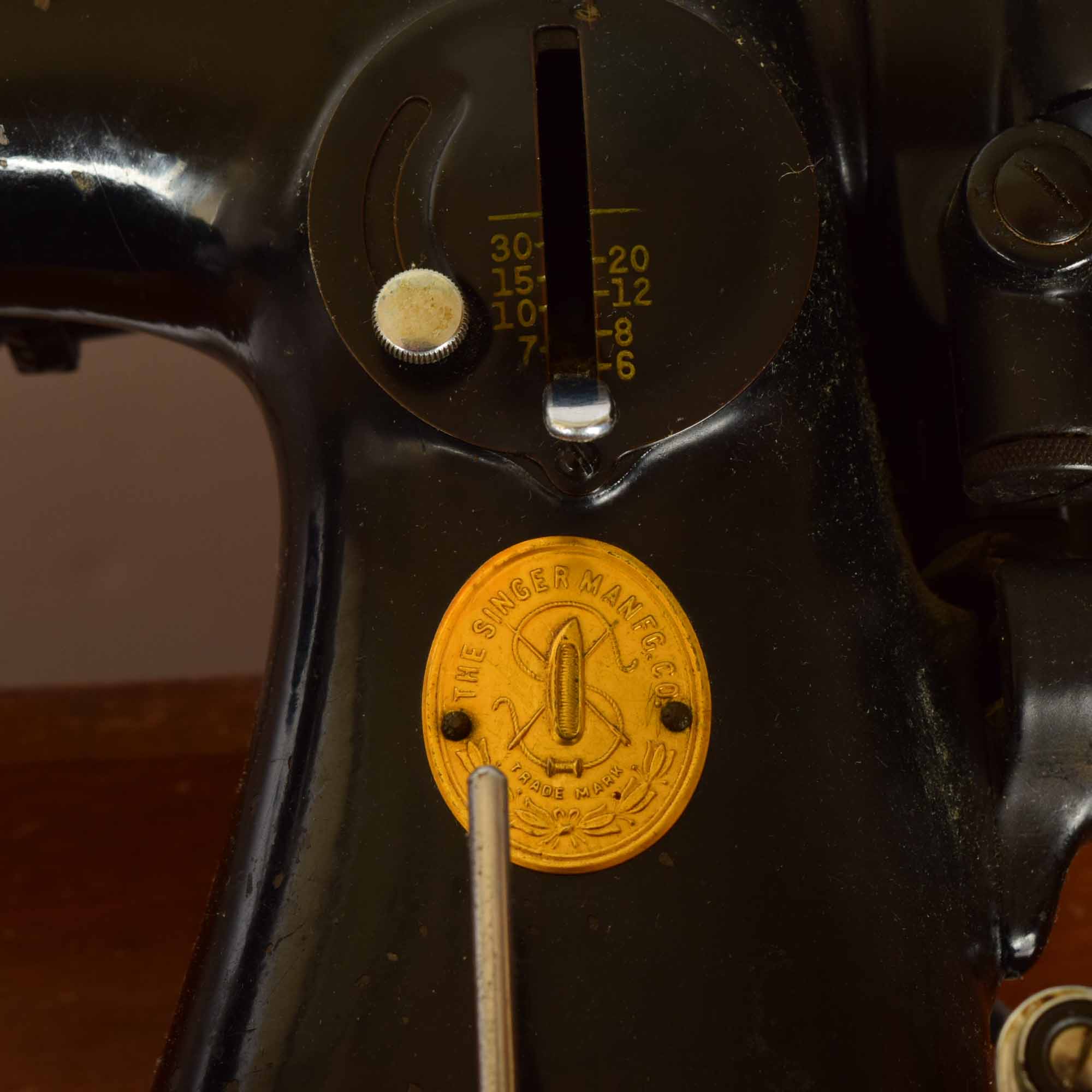 Vintage 1930s Singer Sewing Machine and Sewing Table