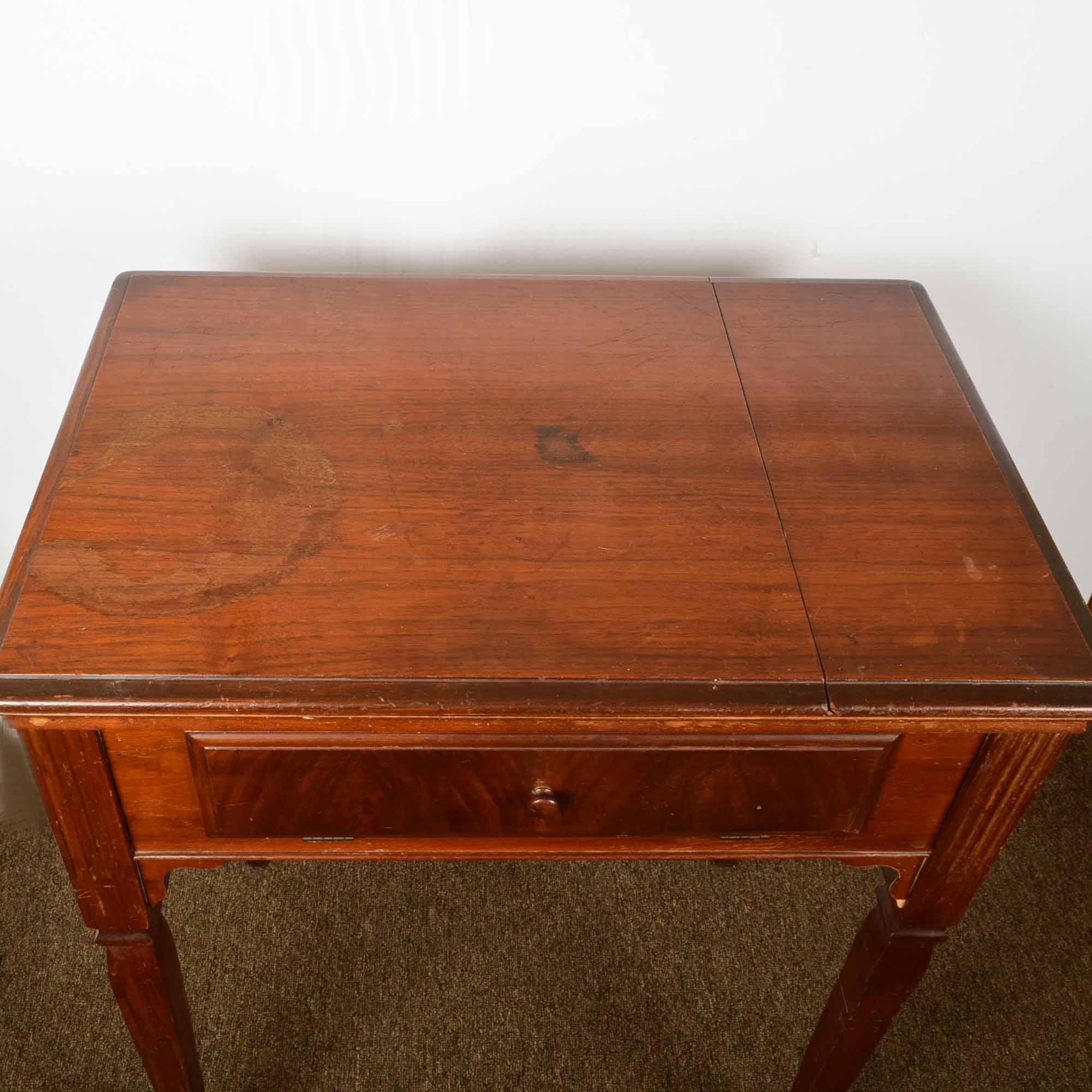 Vintage 1930s Singer Sewing Machine and Sewing Table